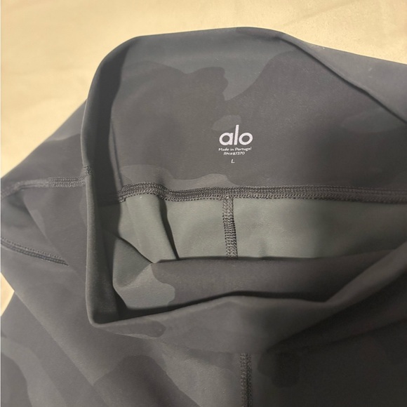 ALO Yoga Black Camo Leggings - Picture 3 of 3